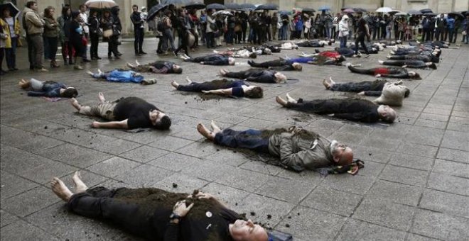 Performance del artista navarro Abel Azcona en la que entierra simbólicamente a decenas de familiares fusilados y exiliados de la Guerra Civil. Se realizó el pasado 1 de mayo.- EFE