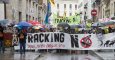 Manifestación contra el 'fracking' en Burgos. / SANTI OTERO (EFE)