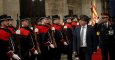 El nuevo presidente catalán Carles Puigdemont es recibido por una guardia de honor de los Mossos d' Esquadra a la ceremonia de su toma de posesión como presidente de la Generalitat de Catalunya en el Palau de la Generalitat en Barcelona. REUTERS