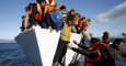 Refugiados y emigrantes saltan de un barco al llegar a la isla griega de Lesbos, en una foto de archivo./REUTERS