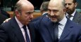 El ministro de Economía de España de Guindos y el comisario europeo Moscovici asisten a una reunión de ministros de Finanzas de la zona euro en Bruselas