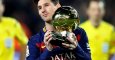 El delantero del Barcelona Lionel Messi ofrece su quinto Balón de Oro a la afición. /EFE