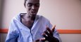 Mamadou Diara, en el Hospital Comarcal de Melilla, donde permaneció más de dos meses tras caerse de la valla. / JOSÉ PALAZÓN