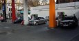 Varios vehículos repostan en una gasolinera. EUROPA PRESS