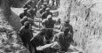 Prisioneros españoles tirando de un vagón de tierra en Wiener Graben, la cantera de piedra de Mauthausen (1942). Equipo Nizkor