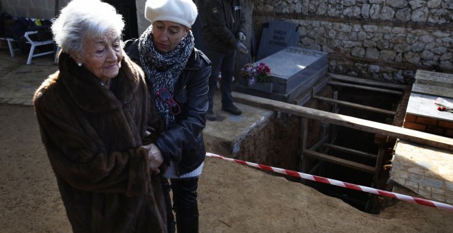 Ascensión Mendieta, la mujer que ha conseguido abrir la fosa de su padre.- REUTERS