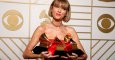 La cantante Taylor Swift con sus tres premios Grammy. REUTERS