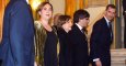 El rey Felipe VI, junto al presidente de la Generalitat, Carles Puigdemont (2d), la presidenta del Parlament, Carme Forcadell (c), y la alcaldesa de Barcelona, Ada Colau (2i), en el Gran Teatro del Liceo de Barcelona, donde se celebra la cena de bienvenid