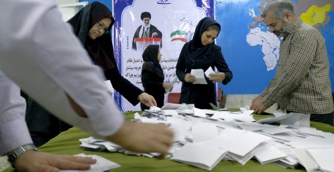 Los funcionarios iraníes comienzan el recuento de las papeletas tras las elecciones parlamentarias. REUTERS/Raheb Homavandi