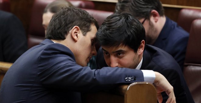 El presiente de Ciudadanos, Albert Rivera (i) conversa con el diputado de su partido Antonio Roldán Monés durante la sesión de la tarde de la segunda jornada del debate de investidura del secretario general del PSOE, Pedro Sánchez, que se celebra en el C