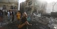 Un hombre grita ante un edificio de viviendas que acaba de ser alcanzado por un bombardeo de la Real Fuerza Aérea Saudí en Saná, capital de Yemen. REUTERS/Khaled Abdullah