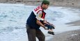 Un agente turco recoge el cadáver de Aylan. - REUTERS