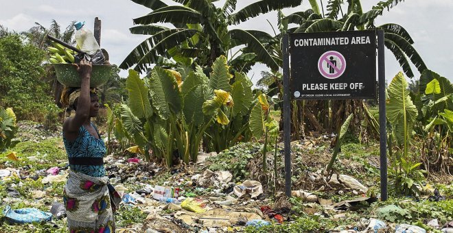 Vista de un cartel de advertencia por contaminación en la comunidad de Ogale, en el Delta del Níger, Nigeria. EFE/Tife Owolabi