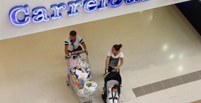 Una pareja sale de realizar sus compras en un hipermercado de Carrefour cerca de París. REUTERS/CHARLES PLATIAU