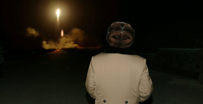 El líder norcoreano Kim Jong-un observa un lanzamiento de prueba de un misil balístico en una localidad desconocida en Corea del Norte. EFE/Kcna