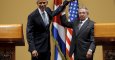 El presidente de Cuba, Raúl Castro, levanta el brazo de Obama tras la conferencia de prensa en el Palacio de la Revolución, en La Habana.- REUTERS