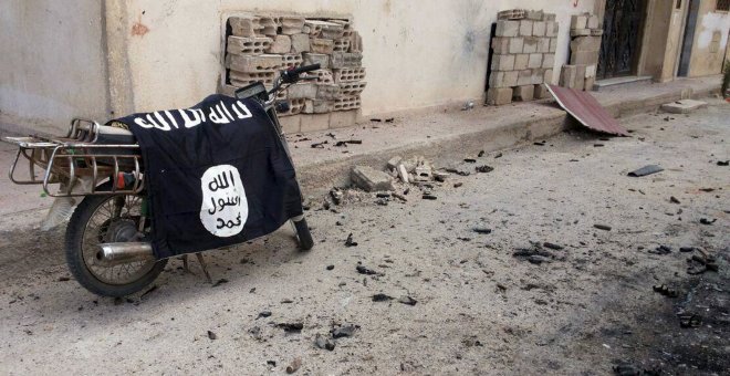 Una bandera del Estado Islámico sobre una moto en la ciudad de Palmira, tras ser recuperada por el Ejército sirio. REUTERS/SANA