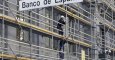 Unos obreros trabajando en unos andamios en el Banco de España en el año 2015. REUTERS/Andrea Comas