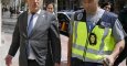 Luis Pineda a la salida de la sede de Ausbanc en la calle Marqués Urquijo de Madrid, durante el registro realizado por la Policía Nacional. EFE/Ballesteros