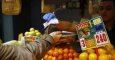 Una mujer compra fruta en un mercado de Madrid. REUTERS