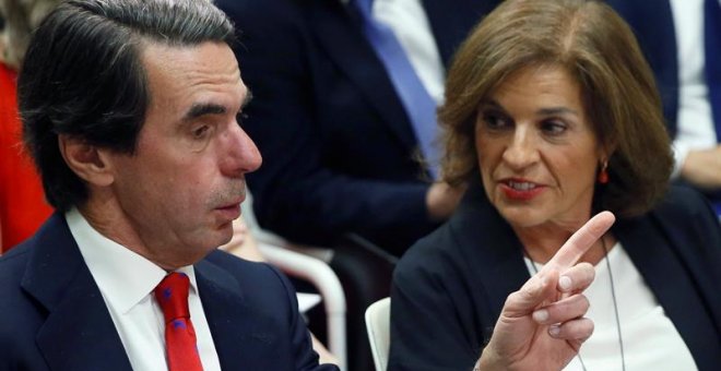 El expresidente del Gobierno, José Mª Aznar y su esposa, Ana Botella durante la mesa "El Átlántico en la economía global" en la I Semana Atlántica IADG, hoy en Madrid. EFE/Fernando Alvarado