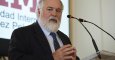 El comisario de Energía y Cambio Climático de la UE, Miguel Arias Cañete, durante su intervención enla inauguración del Curso de la UIMP y la APIE "Qué hemos aprendido de la crisis", celebrado esta mañana en el Palacio de La Magdalena, en Santander. EFE/P