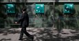 Un hombre pasa junto a las oficinas del banco francés BNP en Madrid. REUTERS/Juan Medina