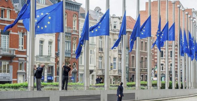 Varios operarios izan las banderas de la Unión Europea a media asta delante del edificio de la Comisión Europea en honor a las victimas del atentado en Niza ocurrido durante el día de la Bastilla, en Bruselas, Bélgica, hoy, 15 de julio de 2016. Al menos 8