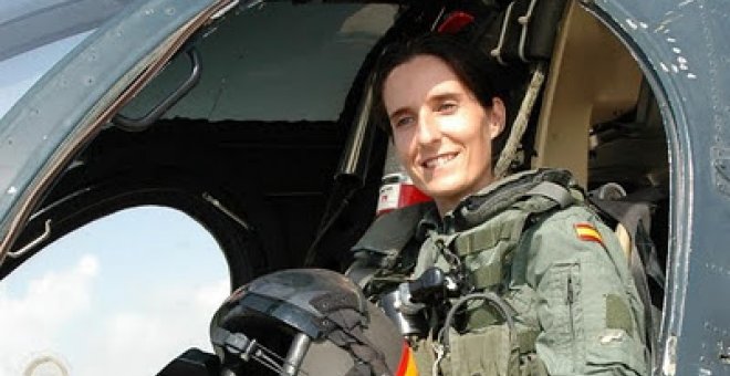 Patricia Campos Domènech a los mandos de un helicóptero de la Armada.