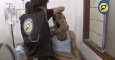 Miembros dMiembros de la Defensa Civil Siria atienden a la población con máscaras tras el supuesto ataque químico. REUTERS