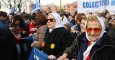 La presidenta de la asociación argentina Madres de Plaza de Mayo, Hebe de Bonafini (c), tras negarse a declarar ante el juez, respaldada por cientos de argentinos en Buenos Aires. EFE/Alberto Ortiz