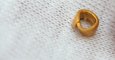 Una pieza de oro de 0,15 gramos descubierta en Bulgaria, la más antigua del mundo.  REUTERS/Dimitar Kyosemarliev
