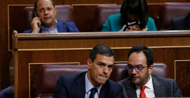 El secretario general del PSOE, Pedro Sanchez, conversa con el portavoz del Grupo Socialista, Antonio Hernando; destrás de ellos, el secretario de Organización del partido, César Luena. REUTERS/Andrea Comas