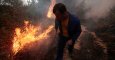 Un hombre apaga las llamas de incendio de Arbo, en Galicia.- REUTERS