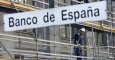 Letrero de la estación de Metro de 'Banco de España' con el edificio en obras al fondo. REUTERS