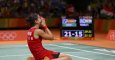 Carolina Marín, de rodillas, celebra su triunfo en la final olímpica de bádminton. /REUTERS