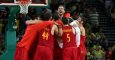 Pau Gasol celebra con sus compañeros la victoria de España ante Australia y el bronce. REUTERS/Shannon Stapleton