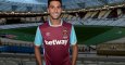 Álvaro Arbeloa posa con la camiseta del West Ham en el estadio olímpico de Londres.