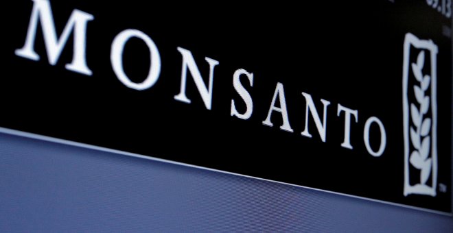 El logo de Monsanto en una pantalla en el patio de negociación de la bolsa de Nueva York (NYSE, según sus siglas en inglés), en Wall Street. REUTERS/Brendan McDermid