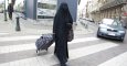 Mujer cubierta con el 'niqab' caminando por la calle. EFE