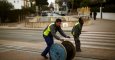 Dos trabajadores trasladan un rodillo de cable eléctrico en la localidad malagueña de Ronda. REUTERS / Jon Nazca