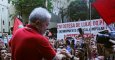 Lula da Silva saluda a seguidores tras un acto en Sao Paulo. REUTERS/Fernando Donasci