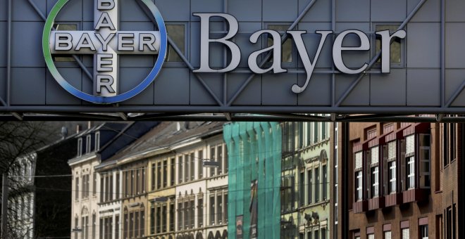 El logo de Bayer en su planta en la localidad alemana de Wuppertal. REUTERS/Ina Fassbender