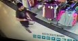 Imagen del video de seguridad del centro comercial Cascade Mall de la localidad de Burlington, en Washington, en la que se ve al sospechoso de provocar el tiroteo en el que han muerto cinco personas. REUTERS