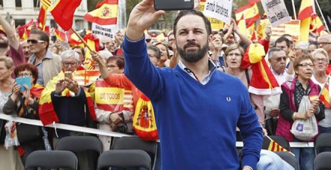 Santiago Abascal, de VOX, durante la manifestación que la plataforma Movimiento Cívico d'Espanya i Catalans y otras asociaciones han convocado en el centro de la ciudad bajo el lema "España en el corazón" con motivo del 12 de octubre./ EFE