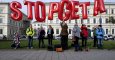 Unas personas se manifiestan en contra el acuerdo de libre comercio entre la UE y Canadá (CETA, por sus siglas en inglés) frente al Ministerio del Interior del estado federado alemán de Baviera en Múnich. EFE