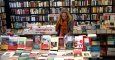 Imagen de archivo de una mujer hojeando unos libros en una librería de Barcelona. EFE