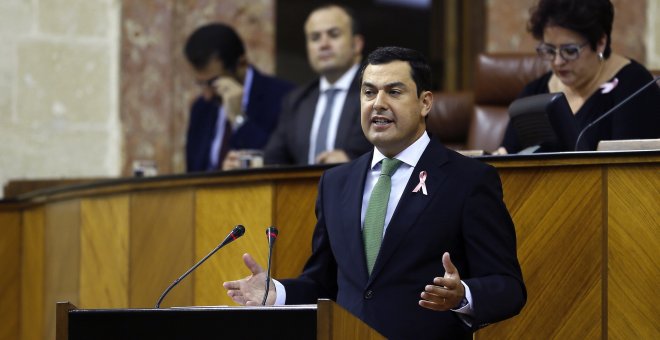 El portavoz del PP-A, Juanma Moreno, durante su intervención en la segunda sesión del debate sobre el estado de la comunidad, el primero que se celebra en Andalucía con la participación de cinco grupos parlamentarios. EFE/José Manuel Vidal