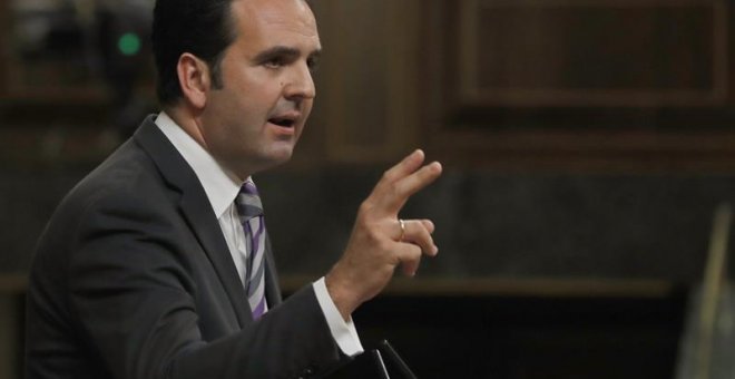 El diputado de UPN Iñigo Alli, durante su intervención en la sesión de la tarde de la segunda jornada del debate de investidura del candidato del PP, Mariano Rajoy, hoy en el Congreso. EFE/Ballesteros