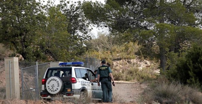 Agentes de la Guardia Civil recorren el camino de acceso al lugar donde agentes del Servicio de Protección de la Naturaleza (Seprona) han localizado, en el fondo de una profunda sima, el cadáver desnudo de una joven en las inmediaciones de la localidad va